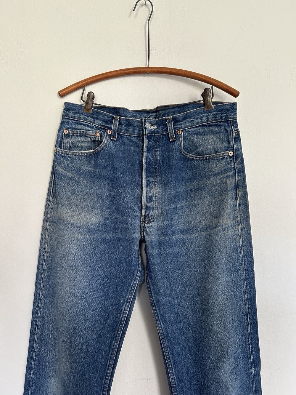 Vintage 1980s Levis 501 Jeans Made In USA Medium Wash Red Tab 32x34 / 33x36